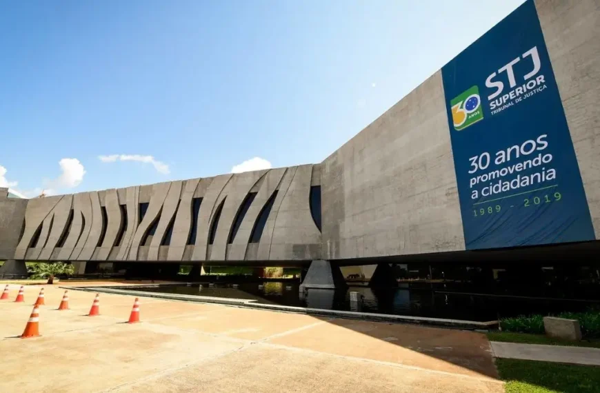 Prédio moderno do Superior Tribunal de Justiça (STJ), em Brasília, com grande faixa comemorativa dos 30 anos da instituição (1989–2019) exibida na fachada. Falta grave