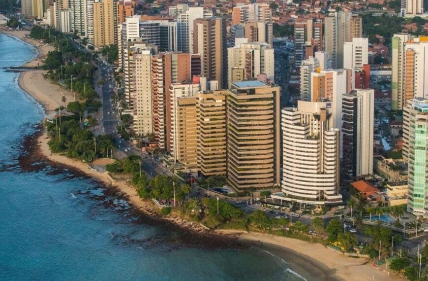 PM não pode ser convidado para festa no Ceará. A imagem mostra uma vista aérea de uma orla urbana litorânea, com prédios altos e modernos à beira-mar.