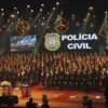 Brasil perdeu 30 mil policiais-Cerimônia de formatura da Polícia Civil, com grande grupo de agentes uniformizados em auditório iluminado e decoração institucional.