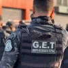 Associações de classe apoiam PL da terceirização-Agentes do Grupo de Escolta Tática (G.E.T) posicionados em operação, com destaque para um servidor de colete identificado, visto de costas