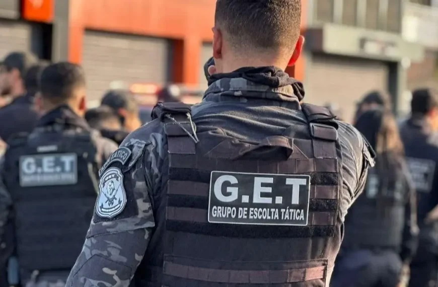 Associações de classe apoiam PL da terceirização-Agentes do Grupo de Escolta Tática (G.E.T) posicionados em operação, com destaque para um servidor de colete identificado, visto de costas