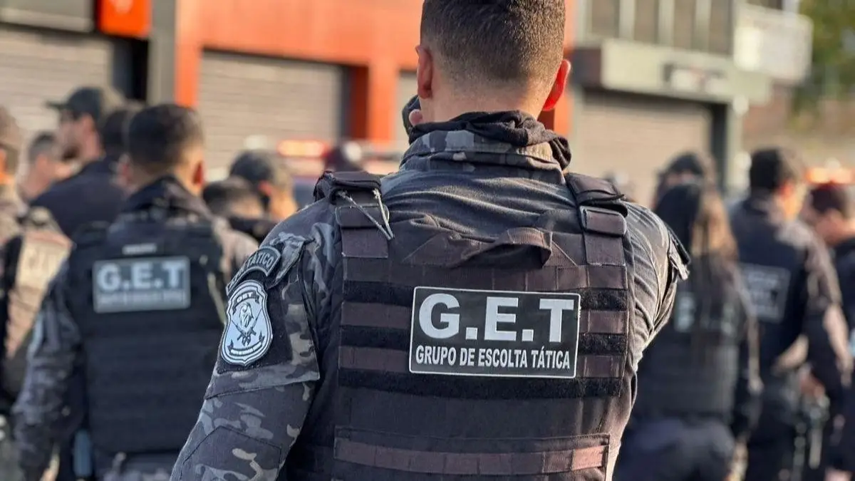 Associações de classe apoiam PL da terceirização-Agentes do Grupo de Escolta Tática (G.E.T) posicionados em operação, com destaque para um servidor de colete identificado, visto de costas