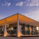 Sede do STF em Brasília durante debate sobre a ADI 6309 e o possível fim da idade mínima na aposentadoria policial