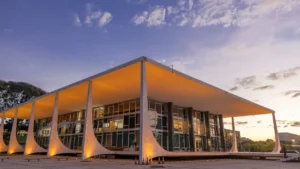 Sede do STF em Brasília durante debate sobre a ADI 6309 e o possível fim da idade mínima na aposentadoria policial