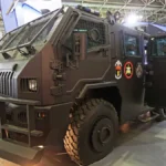 Blindado militar EE-11 Urutu exibido em evento de defesa simboliza avanço da militarização e uso de caveirão pelas polícias brasileiras