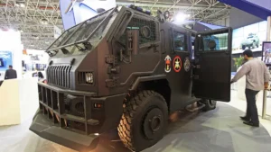 Blindado militar EE-11 Urutu exibido em evento de defesa simboliza avanço da militarização e uso de caveirão pelas polícias brasileiras