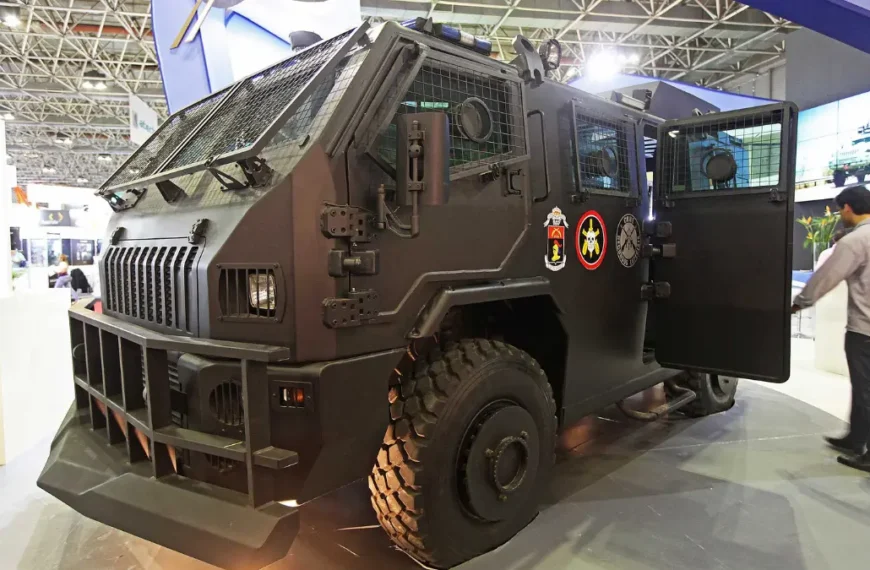 Blindado militar EE-11 Urutu exibido em evento de defesa simboliza avanço da militarização e uso de caveirão pelas polícias brasileiras