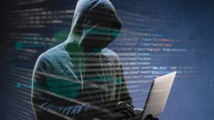 Criminoso utilizando computador em imagem sobre golpes digitais, fraudes bancárias e crimes cibernéticos no Brasil