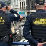 Agentes da Guarda Civil Metropolitana de Porto Alegre observam movimentação no centro da cidade após aprovação do novo plano de carreira da corporação