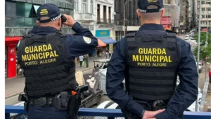 Agentes da Guarda Civil Metropolitana de Porto Alegre observam movimentação no centro da cidade após aprovação do novo plano de carreira da corporação