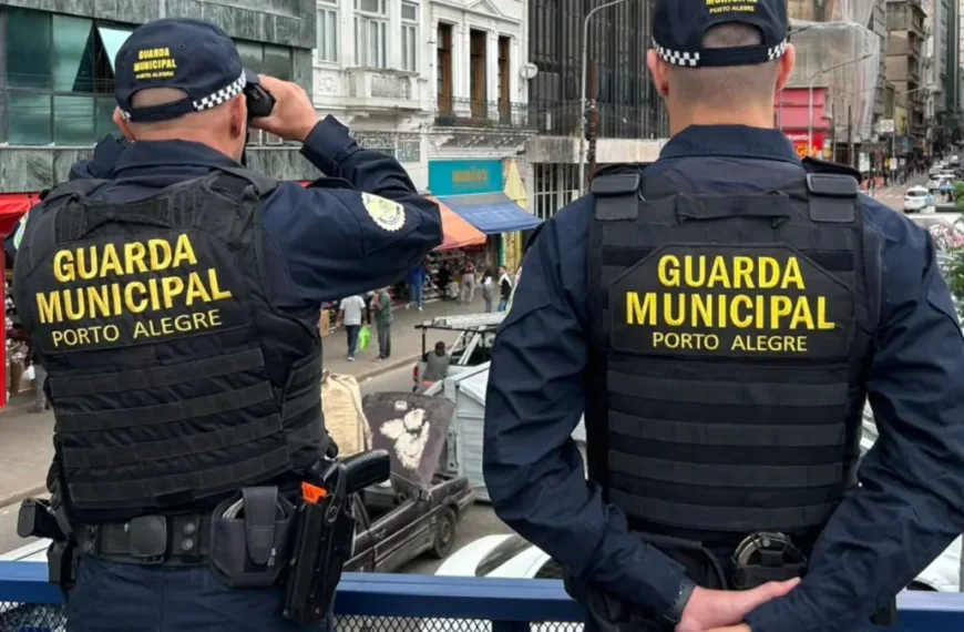 Agentes da Guarda Civil Metropolitana de Porto Alegre observam movimentação no centro da cidade após aprovação do novo plano de carreira da corporação