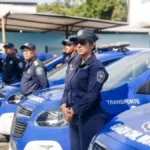 Agentes da Guarda Municipal do Recife posicionados ao lado de viaturas durante operação de patrulhamento urbano na capital pernambucana