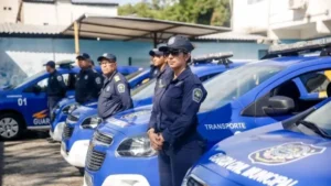 Agentes da Guarda Municipal do Recife posicionados ao lado de viaturas durante operação de patrulhamento urbano na capital pernambucana