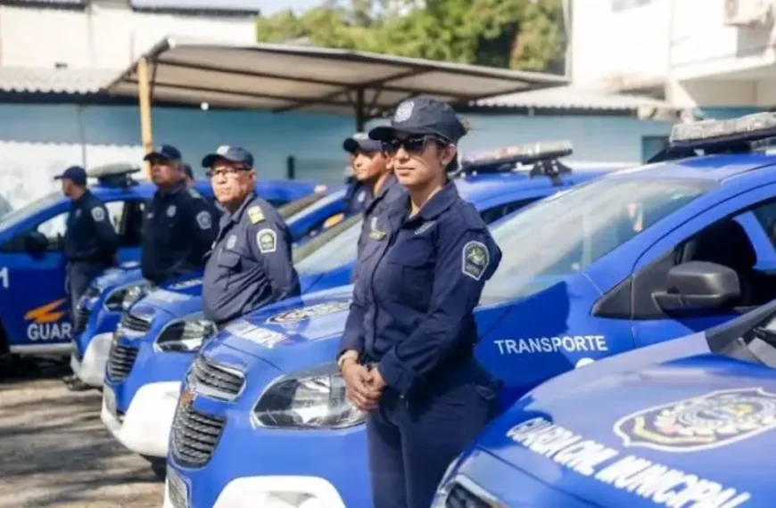 Agentes da Guarda Municipal do Recife posicionados ao lado de viaturas durante operação de patrulhamento urbano na capital pernambucana