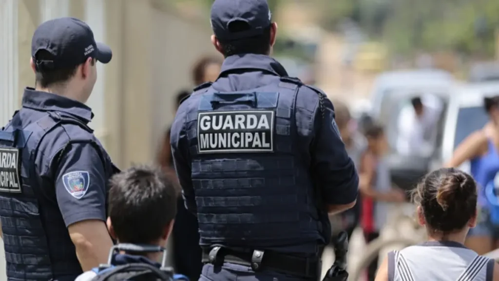 Guardas municipais realizam patrulhamento preventivo em área urbana durante debate sobre déficit de efetivo nas capitais brasileiras
