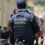 Guardas municipais realizam patrulhamento preventivo em área urbana durante debate sobre déficit de efetivo nas capitais brasileiras