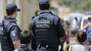 Guardas municipais realizam patrulhamento preventivo em área urbana durante debate sobre déficit de efetivo nas capitais brasileiras
