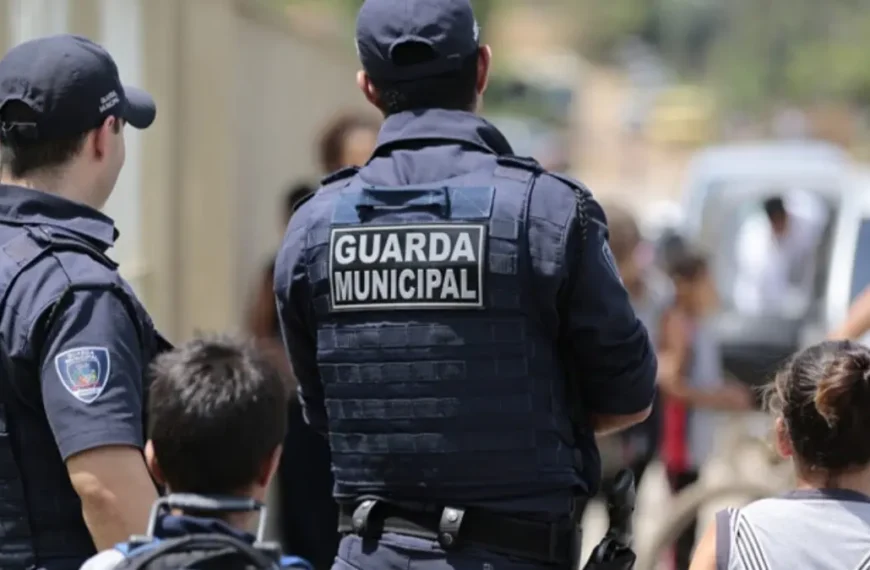 Guardas municipais realizam patrulhamento preventivo em área urbana durante debate sobre déficit de efetivo nas capitais brasileiras