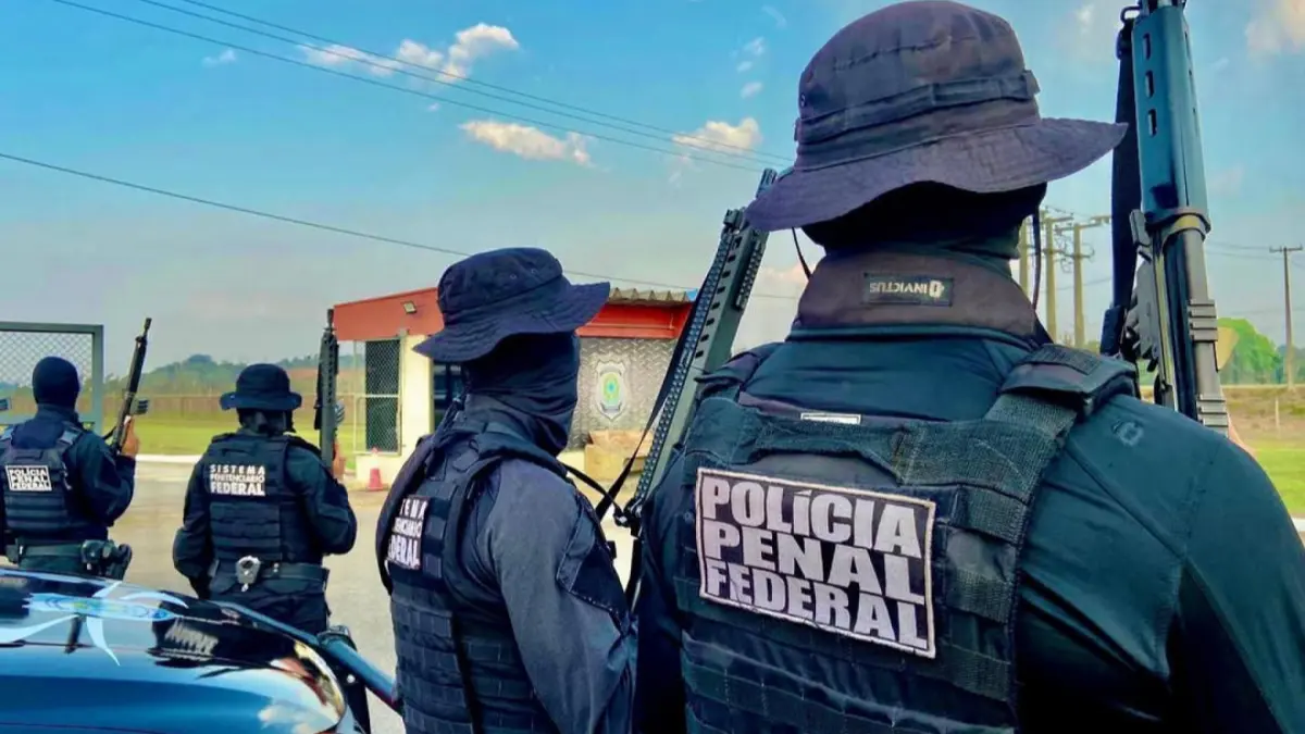 Policiais da PPF armados durante operação em unidade federal enquanto SENAPPEN organiza novo curso de formação