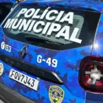 Viatura da Polícia Municipal com identificação visual azul camuflada estacionada em via pública, destacando o debate sobre reconhecimento das guardas