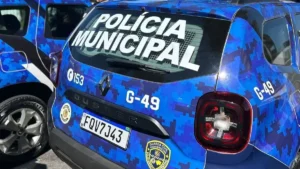 Viatura da Polícia Municipal com identificação visual azul camuflada estacionada em via pública, destacando o debate sobre reconhecimento das guardas