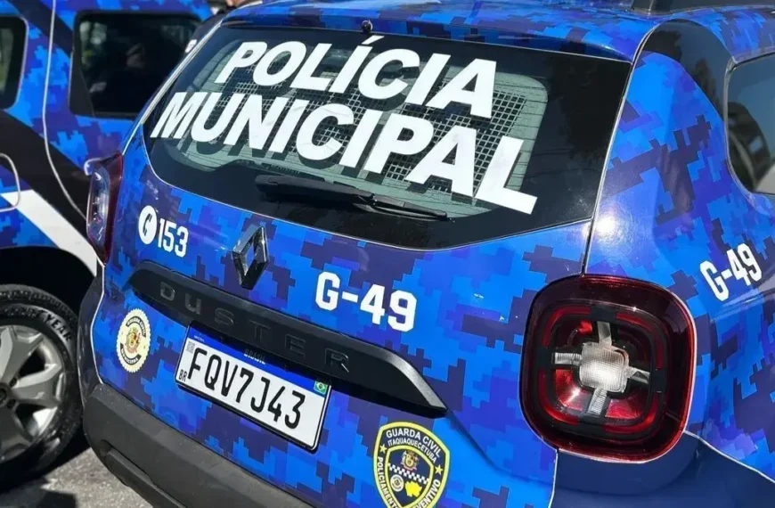 Viatura da Polícia Municipal com identificação visual azul camuflada estacionada em via pública, destacando o debate sobre reconhecimento das guardas