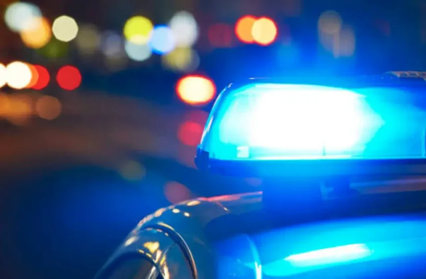 Luzes azuis de uma viatura policial acesas durante a noite, com o fundo desfocado, ilustrando matéria sobre aposentadoria e direitos previdenciários de policiais anteriores à Reforma da Previdência de 2019.