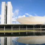 PEC24/2024: Prédio do Congresso Nacional, em Brasília, com as torres do Parlamento e a cúpula do Senado refletidas no espelho d'água