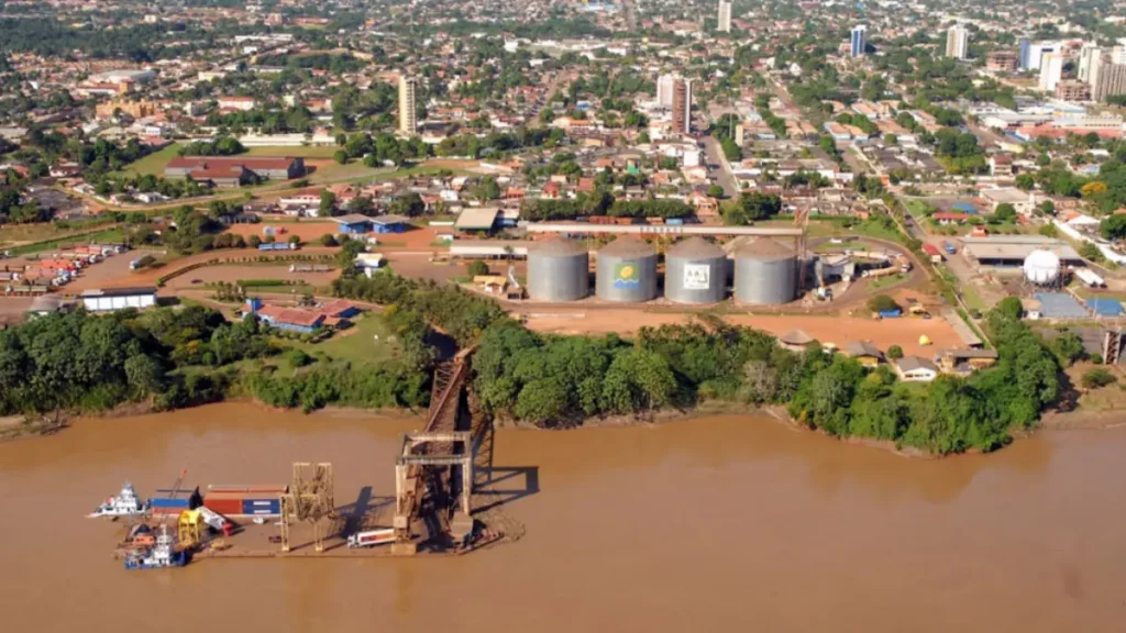 Vista aérea de Porto Velho com trecho do rio Madeira, estruturas portuárias e área urbana da capital de Rondônia ao fundo.