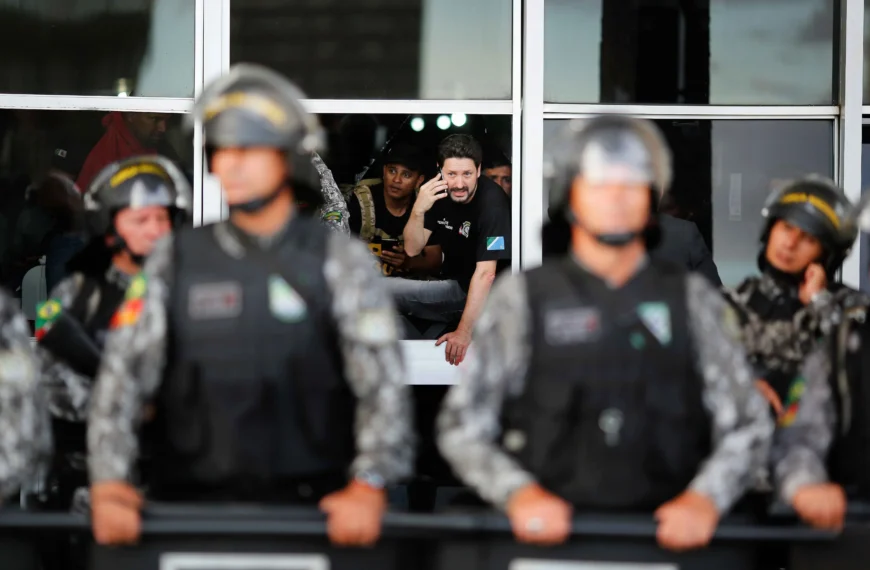 Polícia Penal. Aposentadoria policial especial. Agentes penitenciários dentro do Ministério da Justiça durante protesto em Brasília, enquanto policiais fazem a contenção na área externa do prédio.