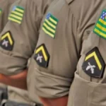 Detalhe do uniforme de soldados da Polícia Militar de Goiás durante formação