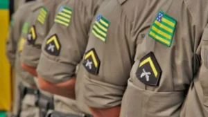 Detalhe do uniforme de soldados da Polícia Militar de Goiás durante formação