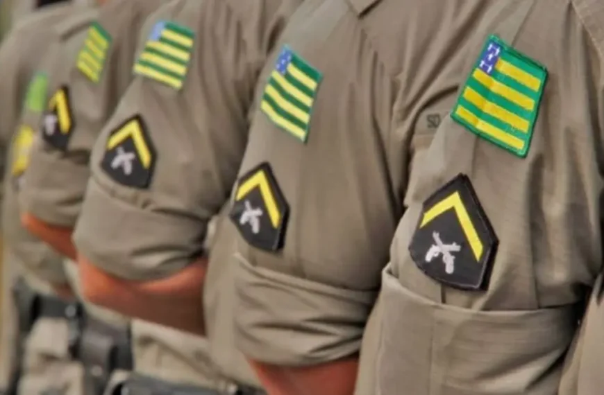 Detalhe do uniforme de soldados da Polícia Militar de Goiás durante formação