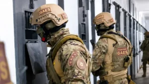 Polícia Penal do RS, policiais do Grupo de Ações Especiais (GAES) realizam operação de segurança em galeria prisional no Rio Grande do Sul.