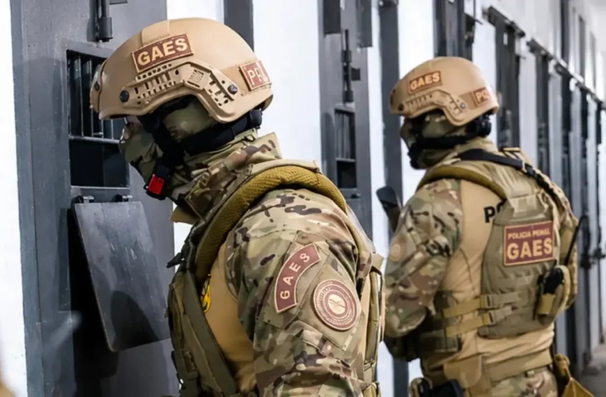 Polícia Penal do RS, policiais do Grupo de Ações Especiais (GAES) realizam operação de segurança em galeria prisional no Rio Grande do Sul.