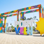 Pórtico colorido de entrada de Porto Velho com a inscrição “Porto Velho” e um sol amarelo estilizado em área urbana da capital de Rondônia. Guarda Municipal de Porto Velho.