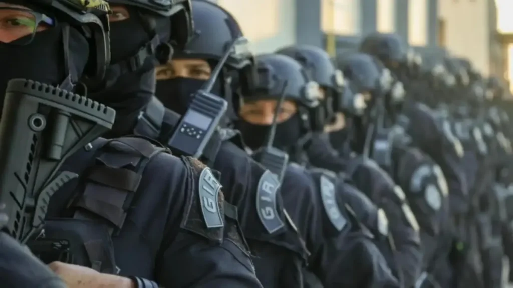 Policiais penais do Grupo de Intervenção Rápida (GIR) da Polícia Penal RS durante formação operacional.